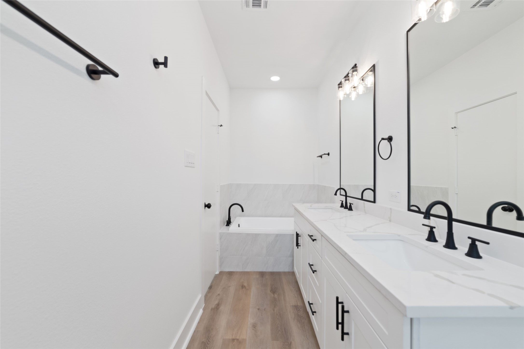 810 Elkhart Street, Unit A Houston, TX 77091 - Photo 38 of 50 Primary with Seprate Soaking Tub