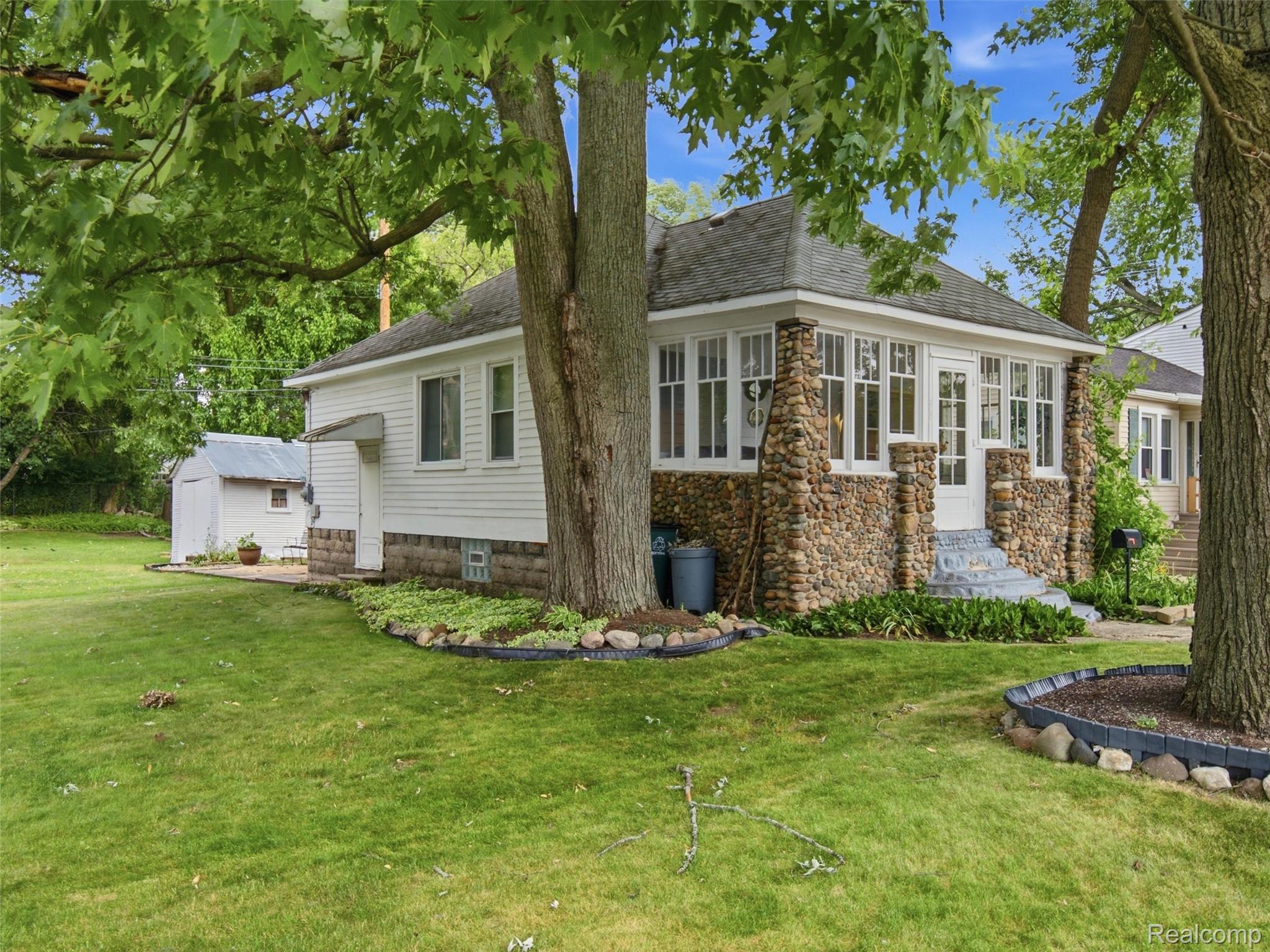 305 Renshaw Avenue Clawson, MI 48017 - Photo 3 of 37 03-DSC04840.jpg