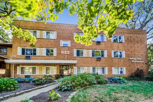 $2,000 | 822 Seward Street, Unit 3B, Evanston, IL 60202