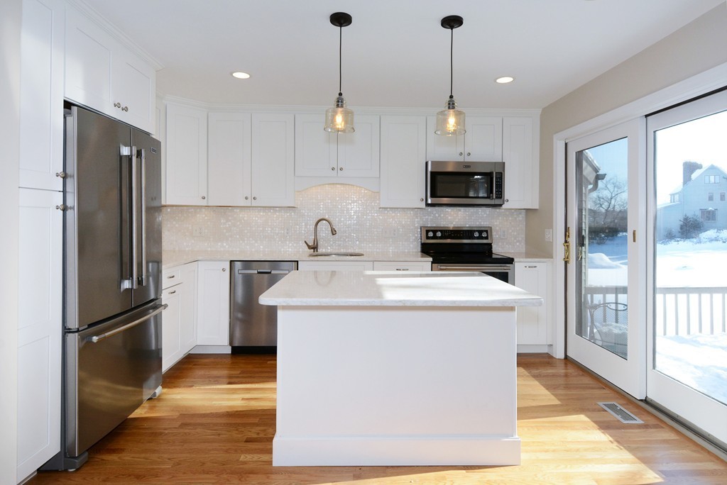 11 Old Nugent Farm Road, Unit 11 Gloucester, MA 01930 - Photo 3 of 30 a kitchen that has a microwave a stove and a refrigerator