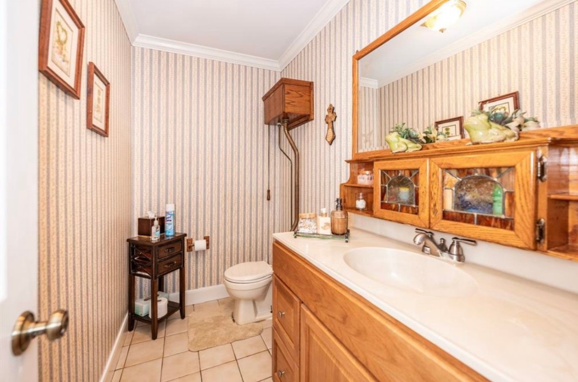 464 River Road Angleton, TX 77515 - Photo 15 of 45 a bathroom with a sink a toilet and a tub