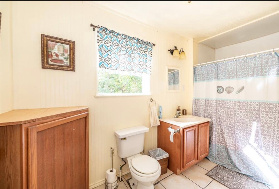 464 River Road Angleton, TX 77515 - Photo 24 of 45 a bathroom with a toilet a sink and a shower