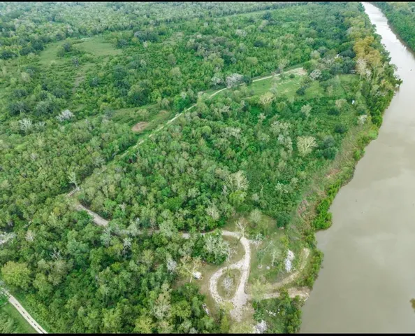 $800,000 | 464 River Road, Angleton, TX 77515