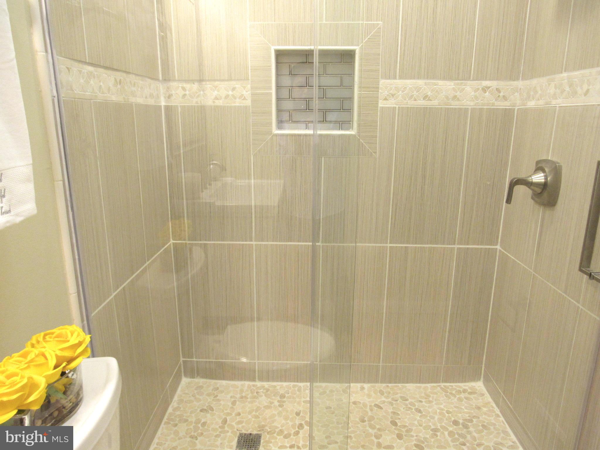 5625 Inverchapel Road Springfield, VA 22151 - Photo 20 of 40 Lovely designed 2nd bathroom