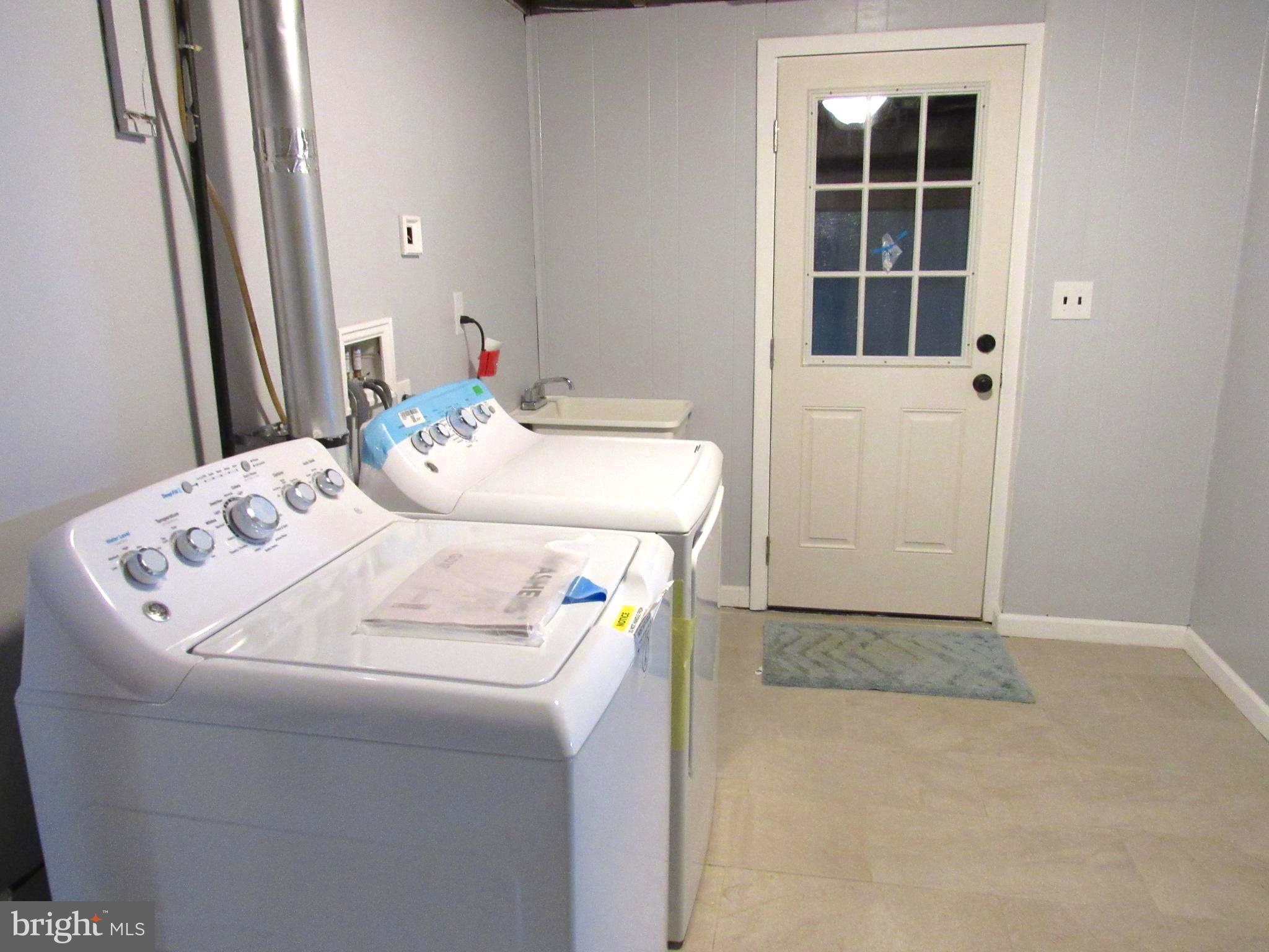 5625 Inverchapel Road Springfield, VA 22151 - Photo 32 of 40 Laundry room
