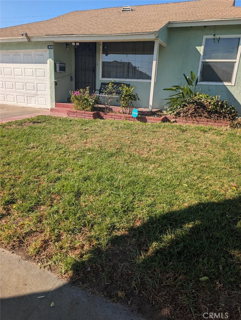 a view of a house with yard and plants