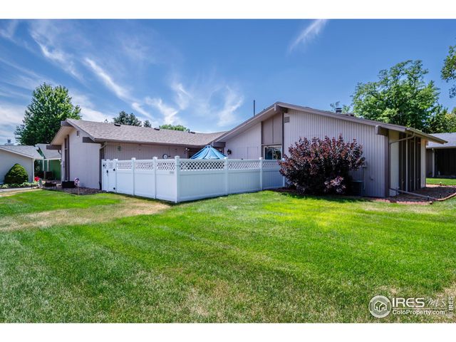 a view of a house with backyard and garden