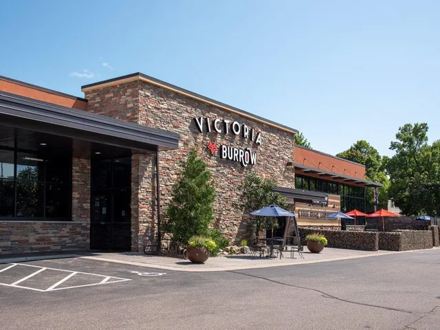 $997,335 | 5512 Vista Trail, Victoria, MN 55318