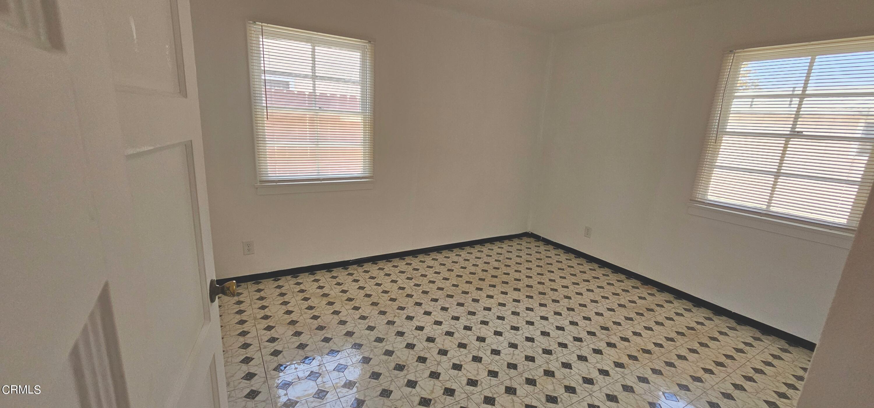 215 Thomas Avenue Oxnard, CA 93033 - Photo 10 of 18 an empty room with a window