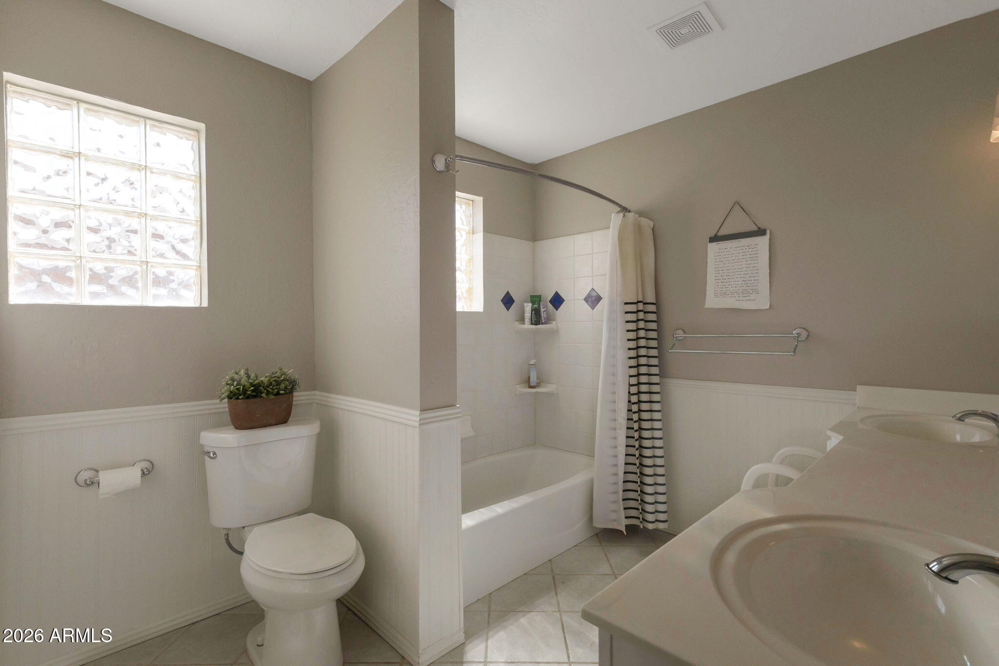 4546 North 34th Place Phoenix, AZ 85018 - Photo 18 of 29 a bathroom with a sink toilet and bathtub