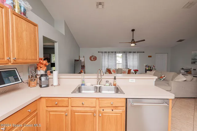 a view of a house with backyard