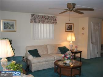 3437 Primrose Road Philadelphia, PA 19114 - Photo 3 of 6 Living Room