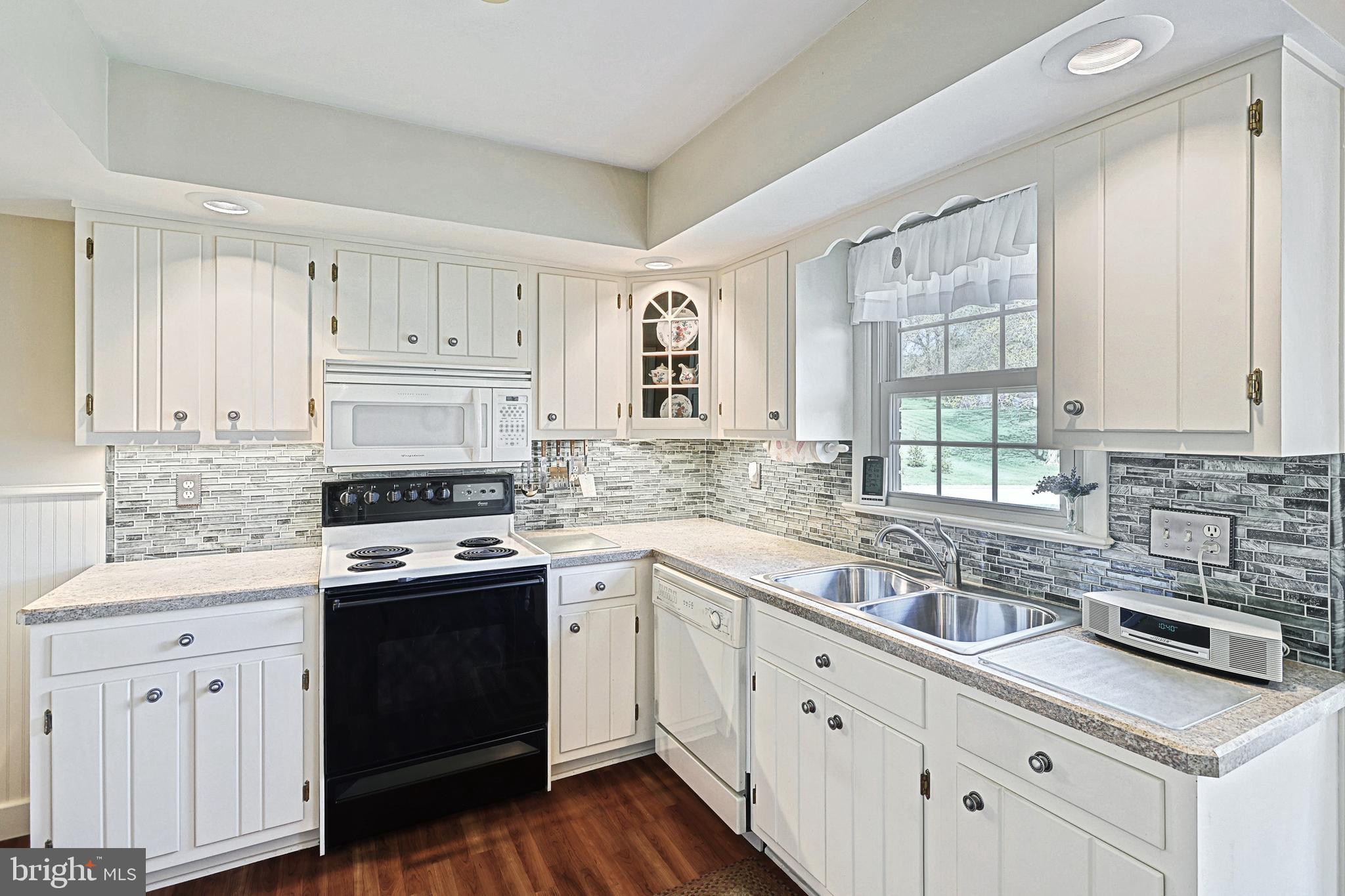 2405 Sutton Road York, PA 17403 - Photo 13 of 36