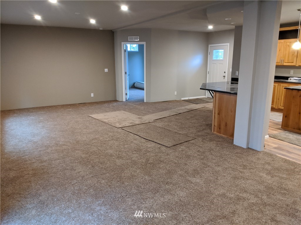 473 Harmon Road Chehalis, WA 98532 - Photo 4 of 15 an empty room with a sink and mirror