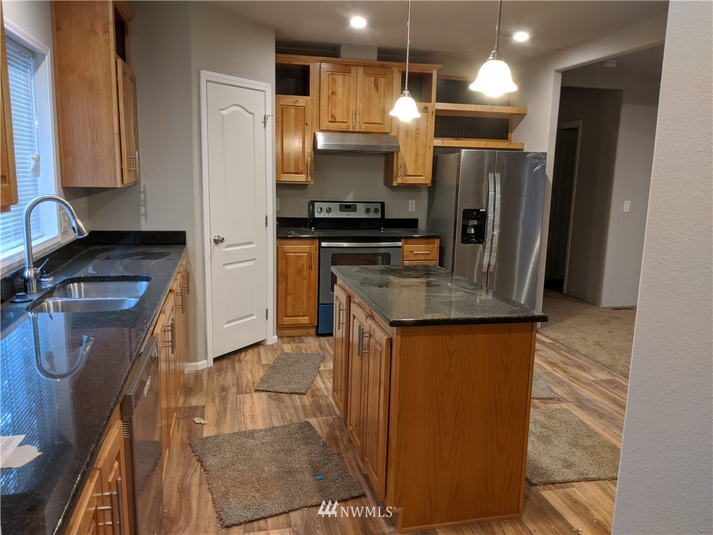 473 Harmon Road Chehalis, WA 98532 - Photo 5 of 15 a kitchen with stainless steel appliances granite countertop a refrigerator a stove and a sink