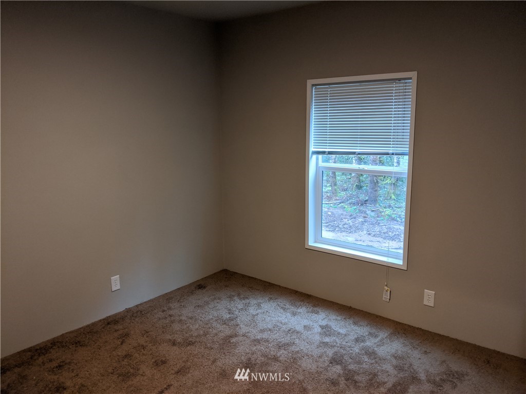 473 Harmon Road Chehalis, WA 98532 - Photo 8 of 15 an empty room with windows