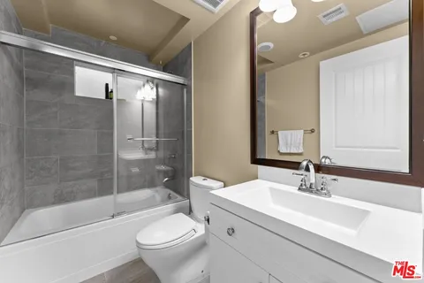 $749,000 | 5525 West Olympic Boulevard, Unit 302, Los Angeles, CA 90036