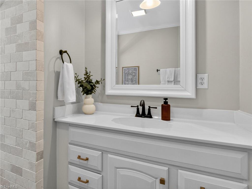 712 West Farriss Avenue High Point, NC 27262 - Photo 31 of 49 Full Bath - Maiin Level