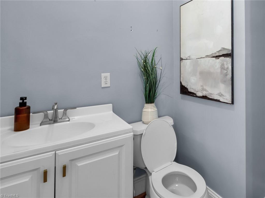 712 West Farriss Avenue High Point, NC 27262 - Photo 10 of 49 Powder Room