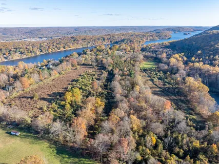 an aerial view of residential house with yard and lake view