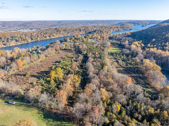 an aerial view of residential house with yard and lake view