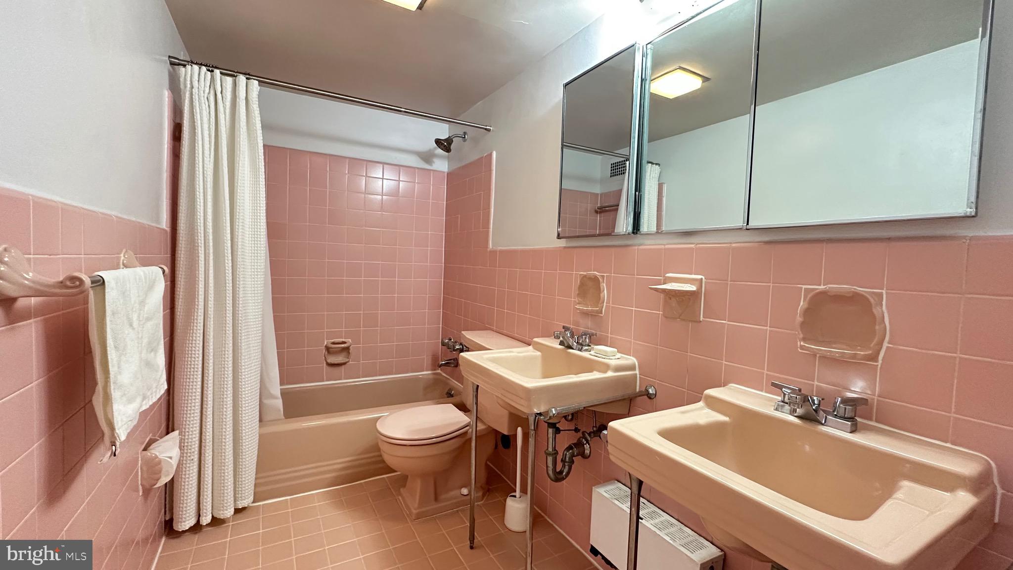 4201 Cathedral Avenue Northwest, Unit 1121E Washington, DC 20016 - Photo 18 of 25 a bathroom with a toilet sink and mirror