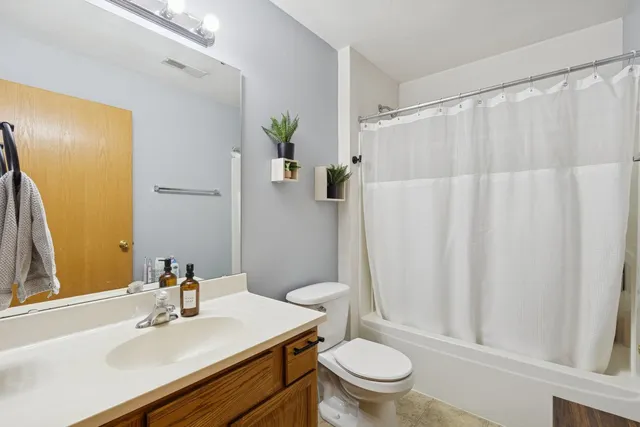 $215,000 | 145 Penny Lane, Unit 1, Sycamore, IL 60178