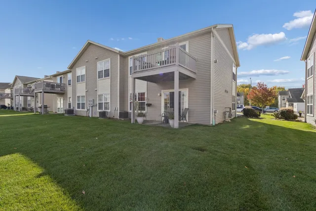 $215,000 | 145 Penny Lane, Unit 1, Sycamore, IL 60178