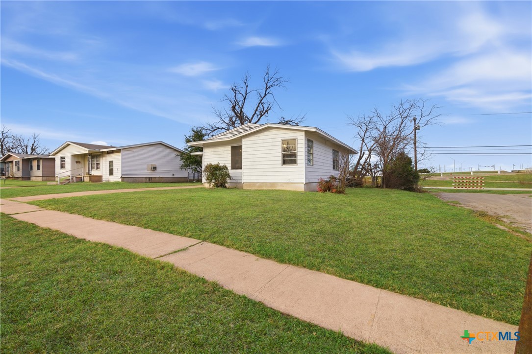 958 Fannin Loop Temple, TX 76501 - Photo 4 of 30 a front view of house with yard and green space