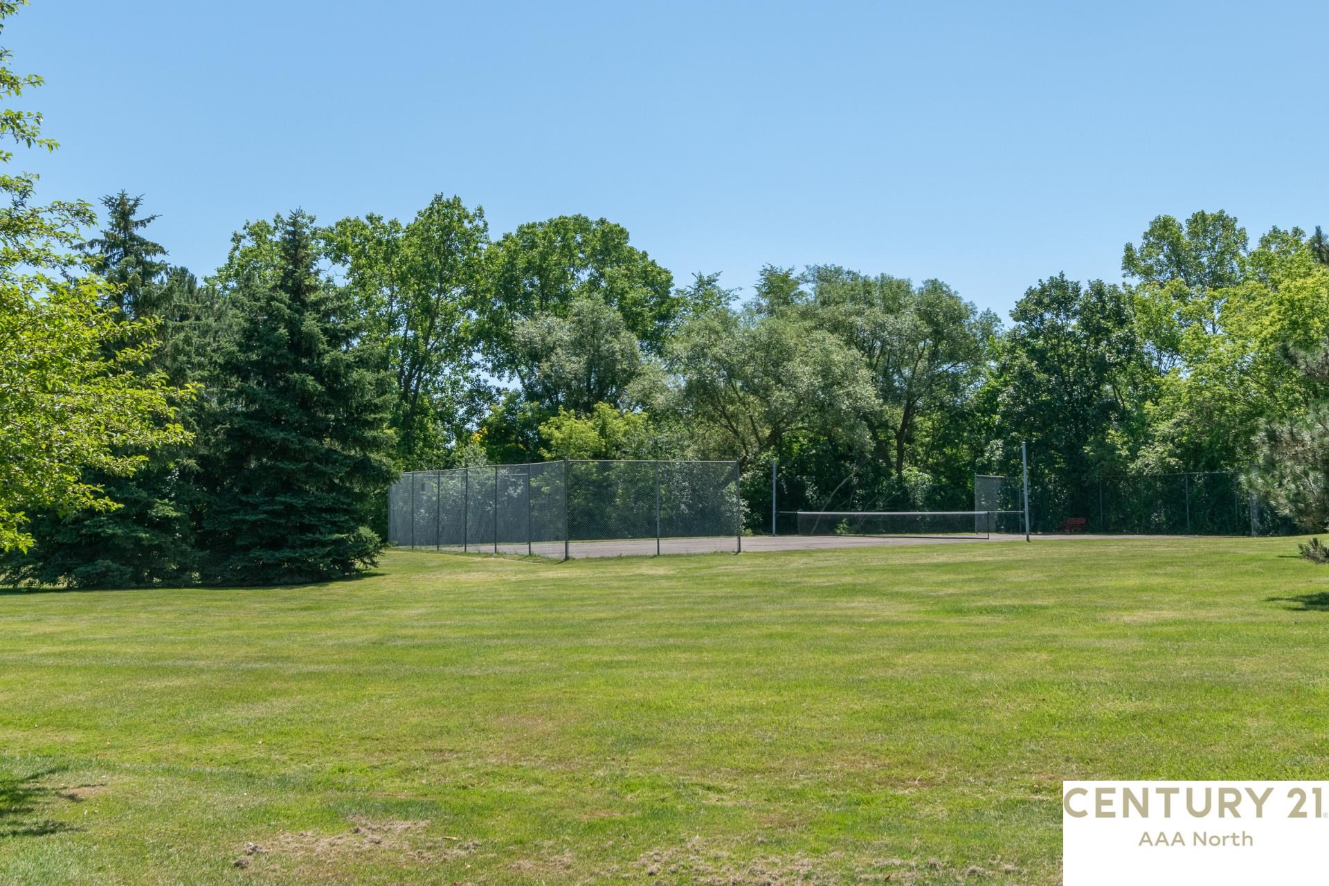 2327 Rochelle Park Drive Rochester, MI 48309 - Photo 11 of 58 50146531-67a2704e-a499-48d5-8199-fa558f0143e2.JPG