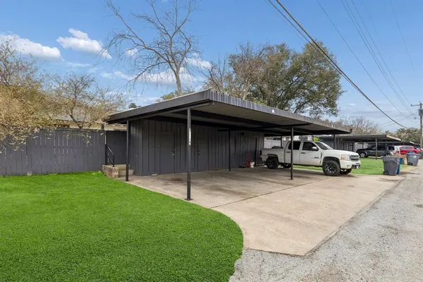 a view of a house with backyard and porch