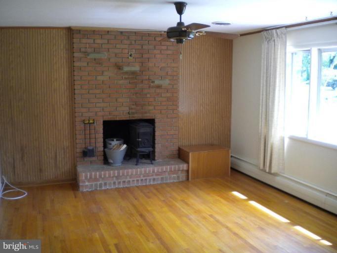 7922 Belgaro Road Laurel, MD 20723 - Photo 2 of 27 Living Room