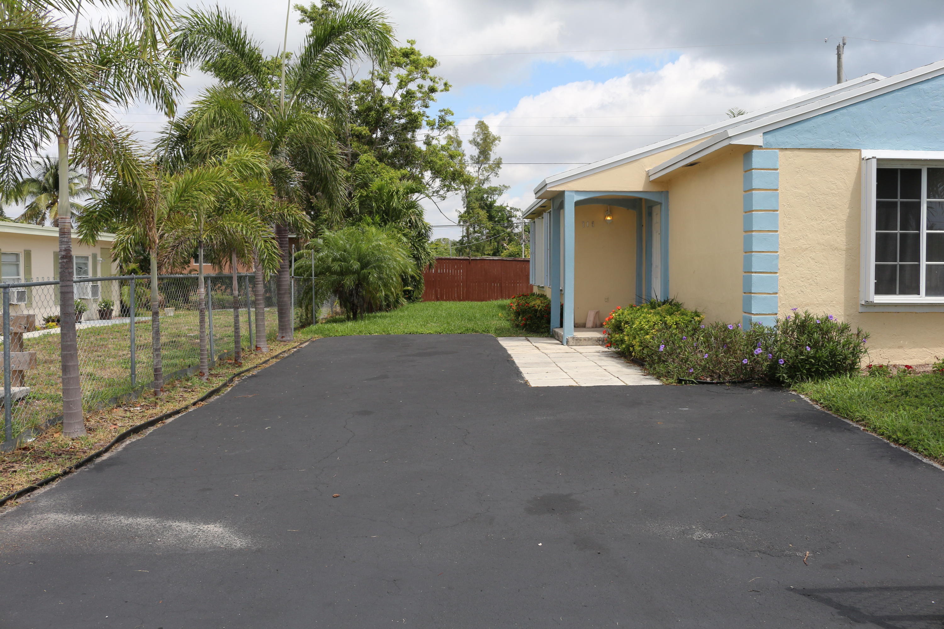 715 Southwest 2nd Court Delray Beach, FL 33444 - Photo 4 of 18 Driveway