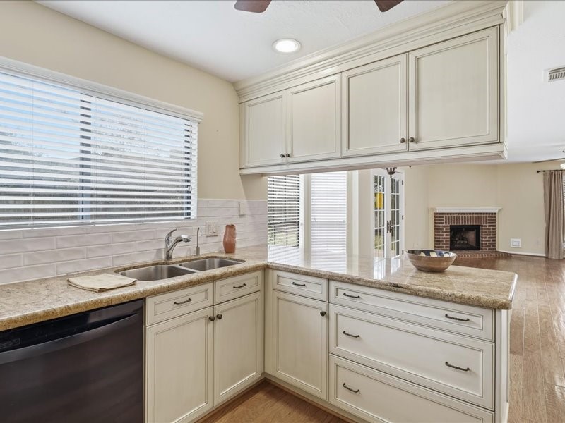 1102 Mabry Mill Road Houston, TX 77062 - Photo 11 of 43 Granite counter tops