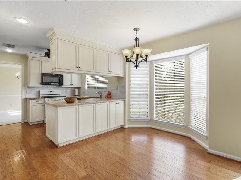 1102 Mabry Mill Road Houston, TX 77062 - Photo 9 of 43 Breakfast space