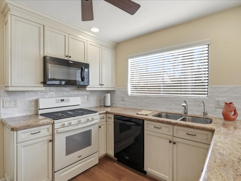 1102 Mabry Mill Road Houston, TX 77062 - Photo 10 of 43 Custom Cabinets