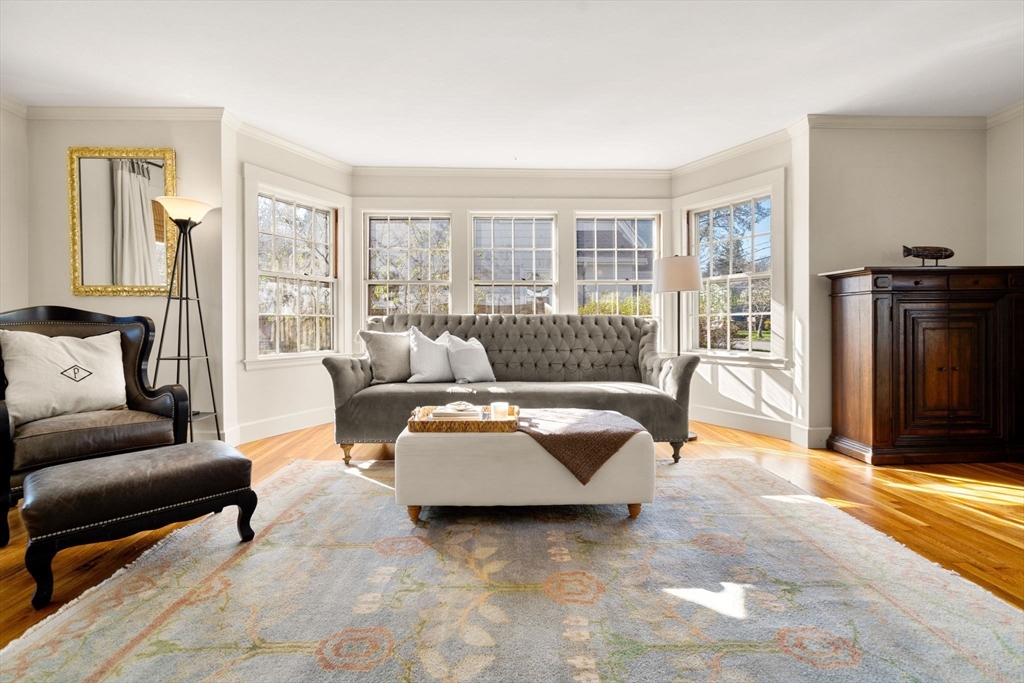 10 Pickwick Road Marblehead, MA 01945 - Photo 16 of 42 a living room with furniture and a rug