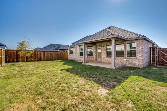 a view of a house with yard and garden