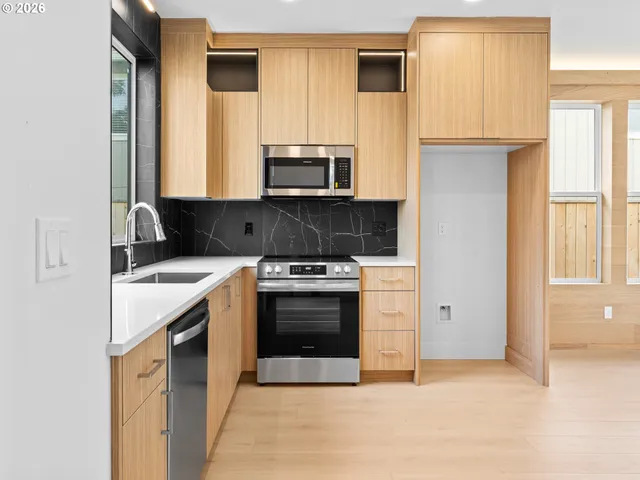 $379,900 | 5187 Southeast 28th Avenue, Unit 10, Portland, OR 97202