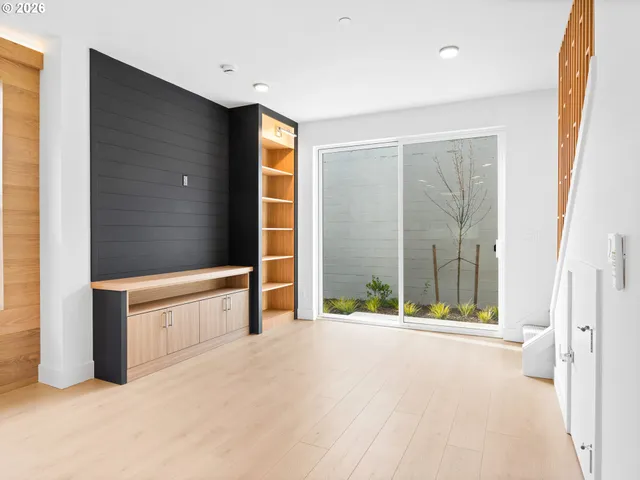 $379,900 | 5187 Southeast 28th Avenue, Unit 10, Portland, OR 97202