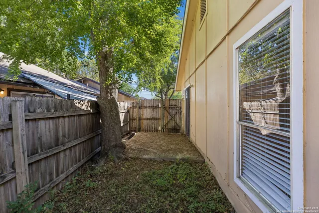 a view of a backyard