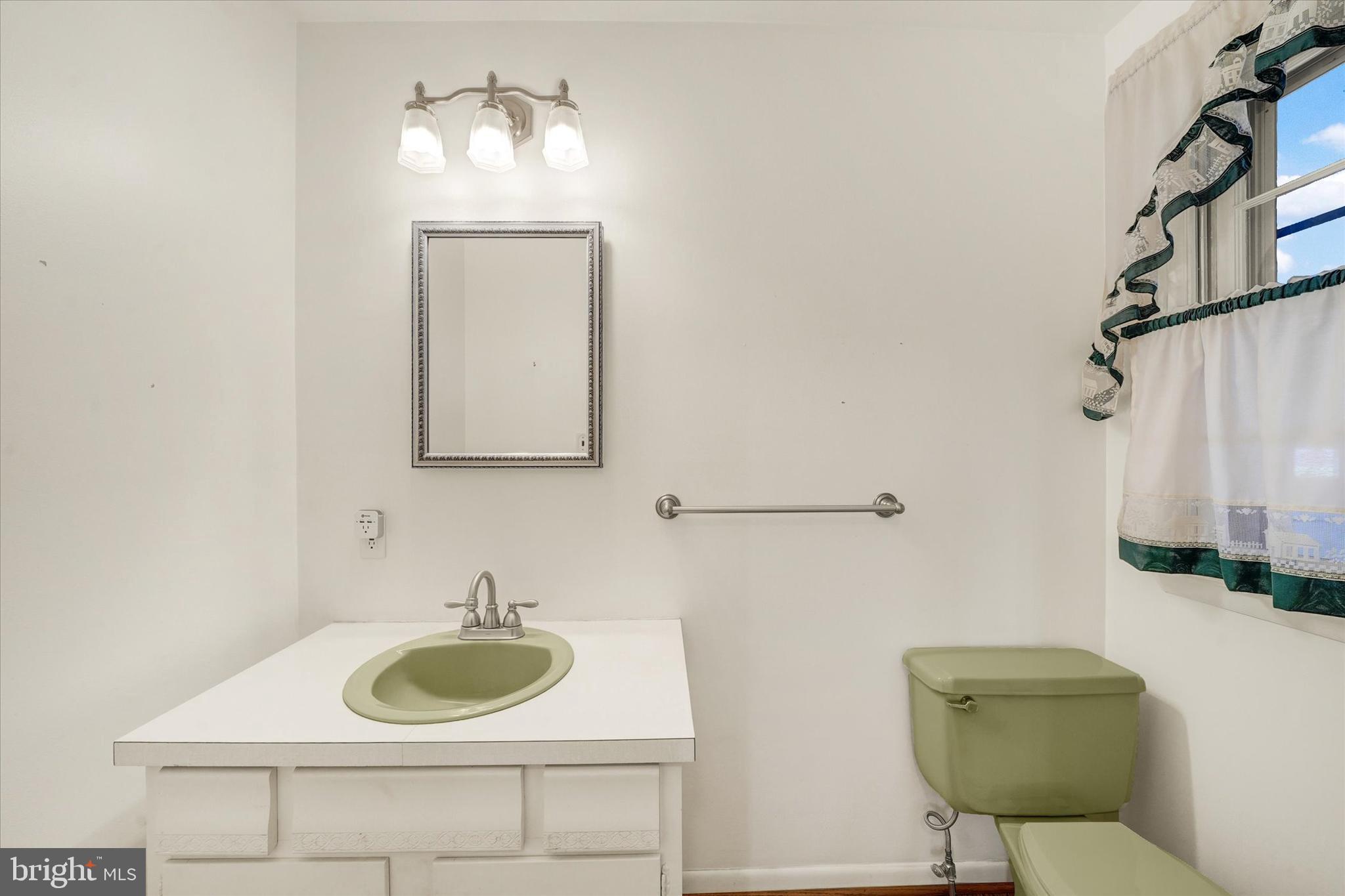 665 Chesterville Road Lincoln University, PA 19352 - Photo 17 of 40 Hall Bath