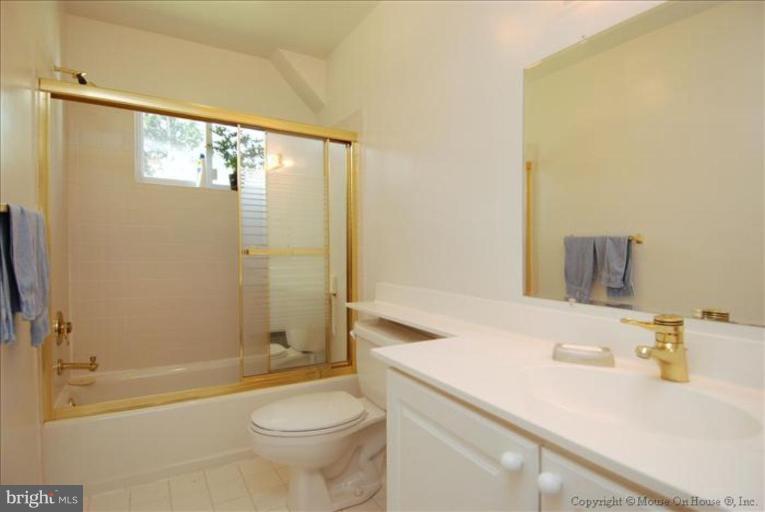 5909 Plainview Road Bethesda, MD 20817 - Photo 14 of 23 Bath #1