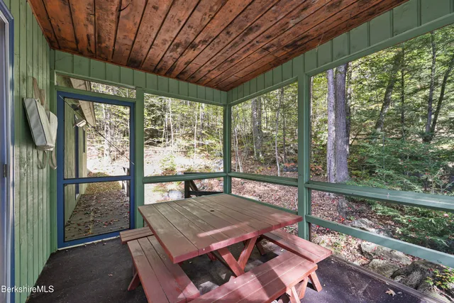 a view of a back yard