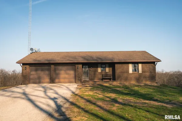 $399,000 | 896 Northeast 1300 Street, Roodhouse, IL 62082