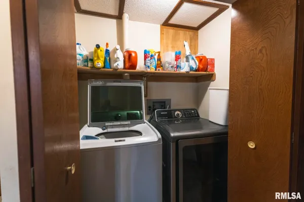 $399,000 | 896 Northeast 1300 Street, Roodhouse, IL 62082