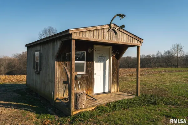 $399,000 | 896 Northeast 1300 Street, Roodhouse, IL 62082