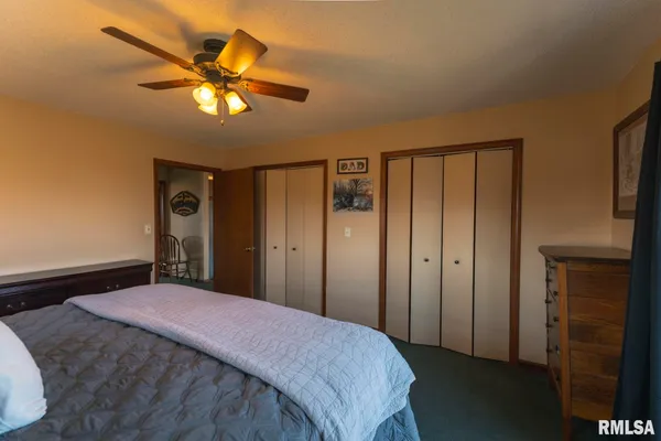 $399,000 | 896 Northeast 1300 Street, Roodhouse, IL 62082