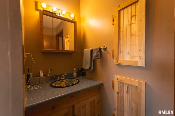 $399,000 | 896 Northeast 1300 Street, Roodhouse, IL 62082