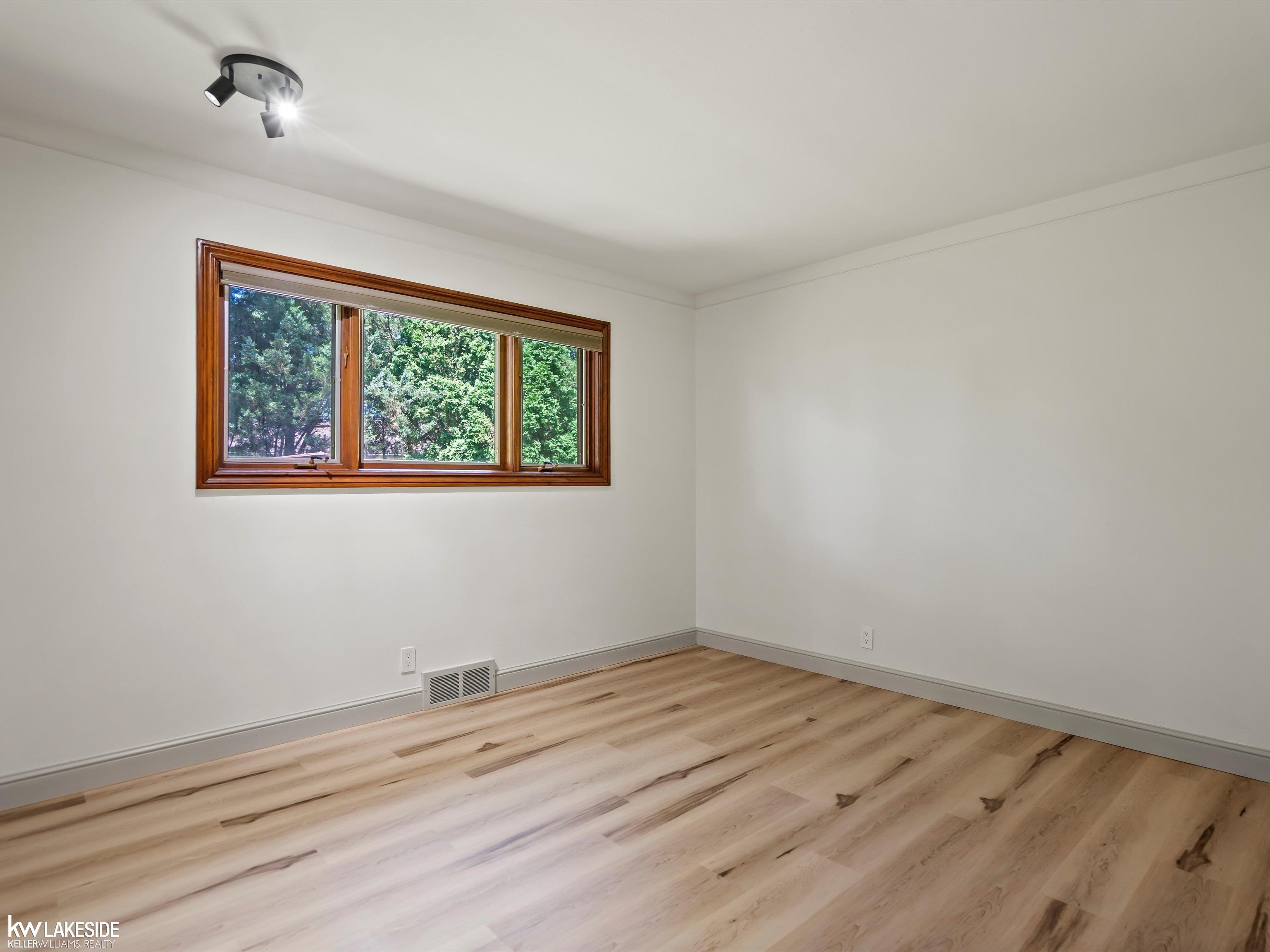 11585 Chicago Road Warren, MI 48093 - Photo 36 of 55